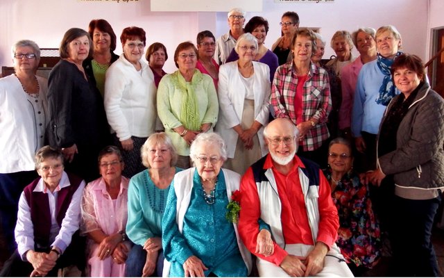 Tannie Winnie Steenkamp van Herberg-aan-See (sedert April 2010) het op 12 Oktober 2015 haar 96ste verjaardag gevier. Die lede van die Laslappiesklub het vir ‘n behoorlike partytjie in Lede in Christus se saal gesorg, waar bykans 25 vriendinne teenwoordig was. Tannie Winnie sit 4de van links, langs haar seun, Dr AW Steenkamp, op die groepfoto.  (‘n Profiel van haar sal in die volgende uitgawe geplaas word).